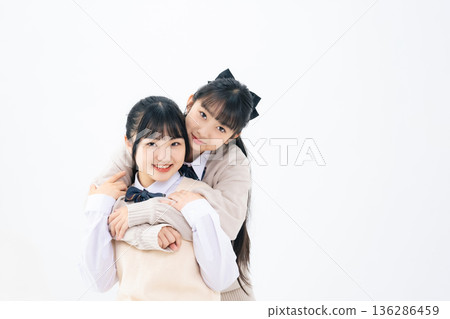 兩名女學生站得很近 兩名女學生站得很近 136286459