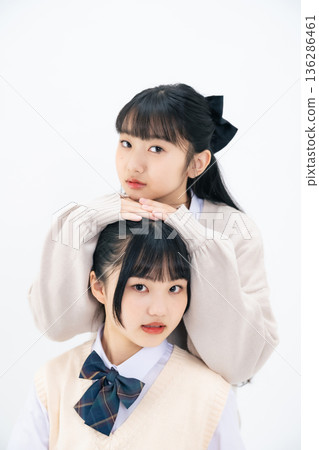 兩名女學生站得很近 136286461