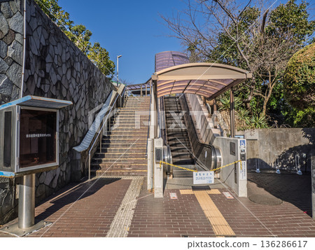 The entrance to the town hall, which was closed on a holiday, and the escalator at the public facility was out of order. 136286617