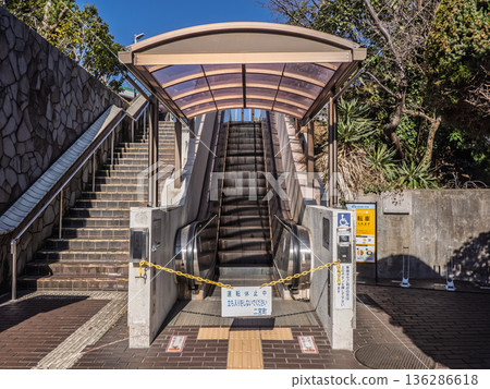 The escalators and stairs at the town hall were out of service on the closed day. The escalators and stairs at the town hall were out of service on the closed day. 136286618