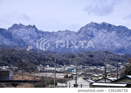 妙義山上仍有積雪。 136286736