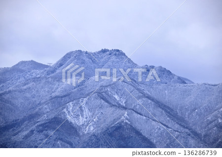 稻上山上仍然有積雪。 136286739