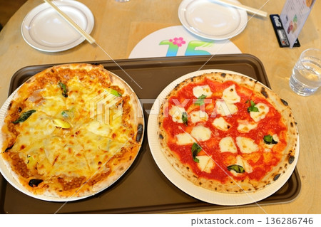 桌子上的披薩 136286746
