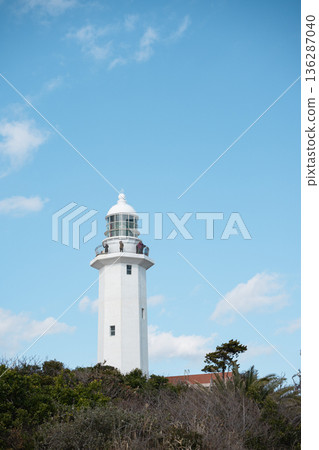 一座燈塔在藍天下閃閃發光(野島崎燈塔) 一座燈塔在藍天下閃閃發光(野島崎燈塔) 136287040