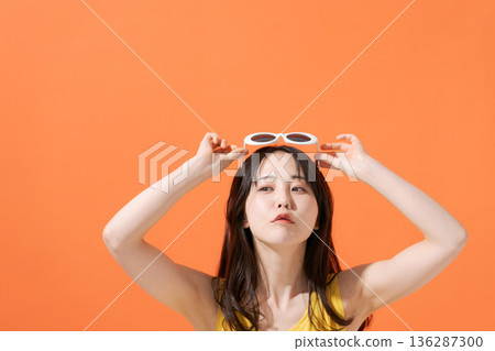 戴太陽鏡的少婦 136287300