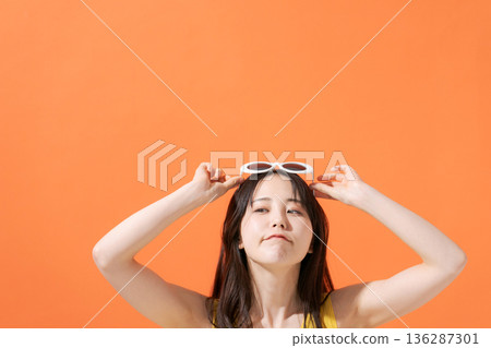 戴太陽鏡的少婦 136287301