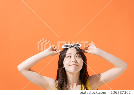 戴太陽鏡的少婦 136287302