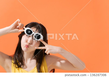 戴太陽鏡的少婦 136287306