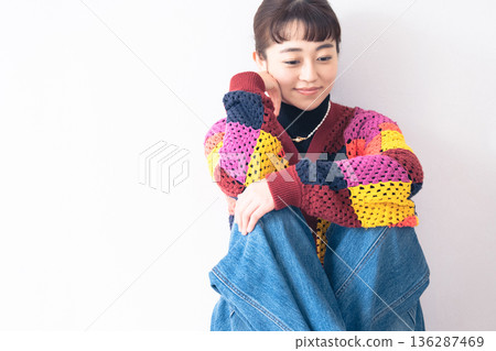 年輕女子休閒肖像 136287469