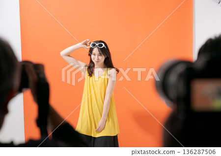 攝影棚拍攝中的女模特 136287506