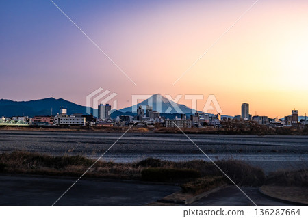 清晨,富士山巍峨聳立在靜岡市後方,晨曦變幻莫測。 清晨,富士山巍峨聳立在靜岡市後方,晨曦變幻莫測。 136287664