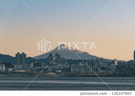 清晨,富士山巍峨聳立在靜岡市後方,晨曦變幻莫測。 清晨,富士山巍峨聳立在靜岡市後方,晨曦變幻莫測。 136287665