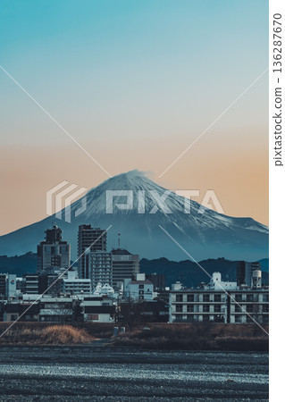 清晨,富士山巍峨聳立在靜岡市後方,晨曦變幻莫測。 清晨,富士山巍峨聳立在靜岡市後方,晨曦變幻莫測。 136287670