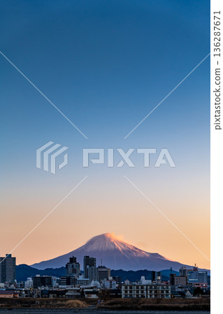 清晨,富士山巍峨聳立在靜岡市後方,晨曦變幻莫測。 清晨,富士山巍峨聳立在靜岡市後方,晨曦變幻莫測。 136287671