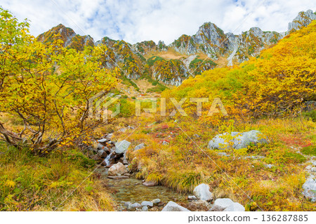 中阿爾卑斯山的秋天:千丈嶋冰鬥的秋葉 中阿爾卑斯山的秋天:千丈嶋冰鬥的秋葉 136287885
