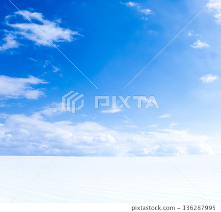 北海道美瑛郡山丘上，冬日雪原與藍天交相輝映，構成一幅簡潔的田園風光。 136287995