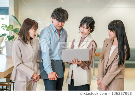 商人和女商人低頭看著電腦(抱怨、評論、低分、失望) 商人和女商人低頭看著電腦(抱怨、評論、低分、失望) 136287998