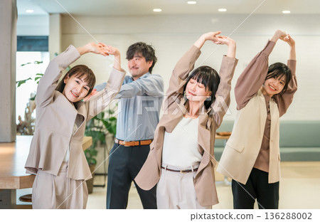 商務人士在辦公室伸展身體 136288002