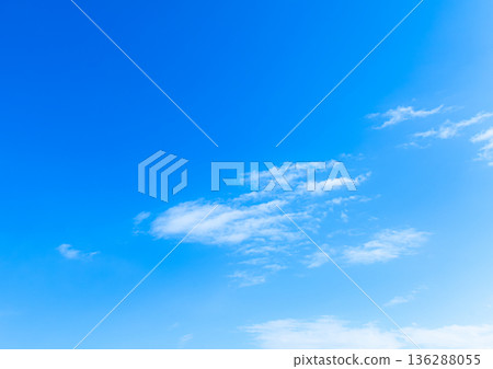 藍天白雲的簡單風景 136288055