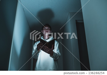 一個男人在黑暗中讀書 136288254