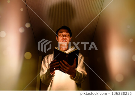 一個男人在黑暗中讀書 136288255