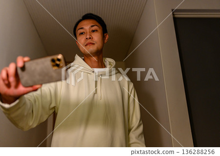 男子在走廊自拍 136288256