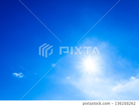 一道簡單的風景,湛藍的天空和陽光。 一道簡單的風景,湛藍的天空和陽光。 136288262