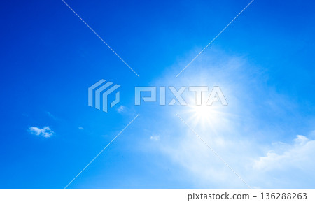 一道簡單的風景,湛藍的天空和陽光。 一道簡單的風景,湛藍的天空和陽光。 136288263