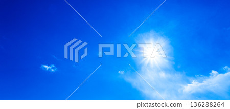 一道簡單的風景，湛藍的天空和陽光。 136288264