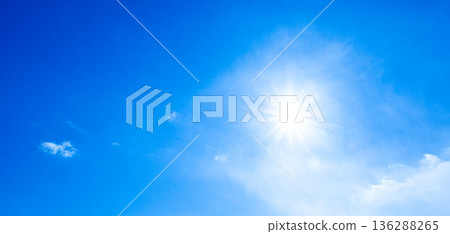一道簡單的風景,湛藍的天空和陽光。 一道簡單的風景,湛藍的天空和陽光。 136288265