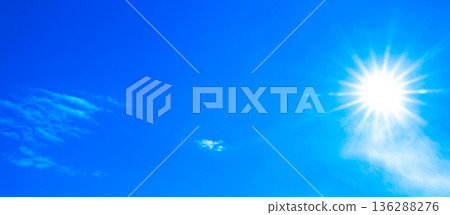 一道簡單的風景，湛藍的天空和陽光。 136288276