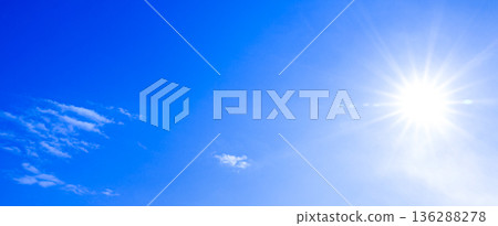 一道簡單的風景，湛藍的天空和陽光。 136288278