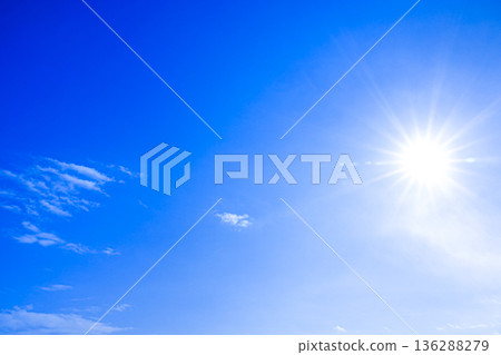 一道簡單的風景，湛藍的天空和陽光。 136288279