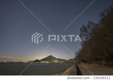日本岡山縣朝口市賴島町,海邊繁星點點,景色優美。 日本岡山縣朝口市賴島町,海邊繁星點點,景色優美。 136288311