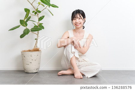 一位微笑的美麗亞洲女性坐在地板上(美極了,美極了) 一位微笑的美麗亞洲女性坐在地板上(美極了,美極了) 136288576