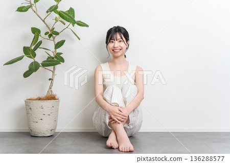 一位微笑的美麗亞洲女性坐在地板上(美極了,美極了) 一位微笑的美麗亞洲女性坐在地板上(美極了,美極了) 136288577