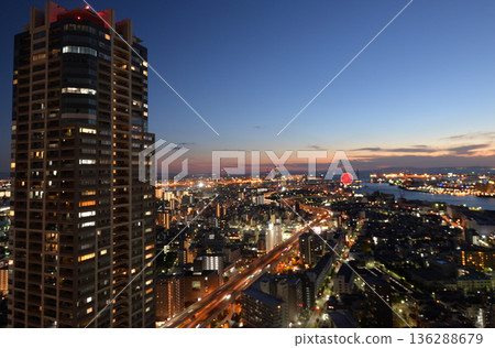 從大阪灣藝術酒店塔樓看到的夜景 從大阪灣藝術酒店塔樓看到的夜景 136288679