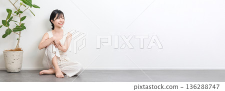 A beautiful smiling Asian woman sitting on the floor (beauty, beauty) A beautiful smiling Asian woman sitting on the floor (beauty, beauty) 136288747