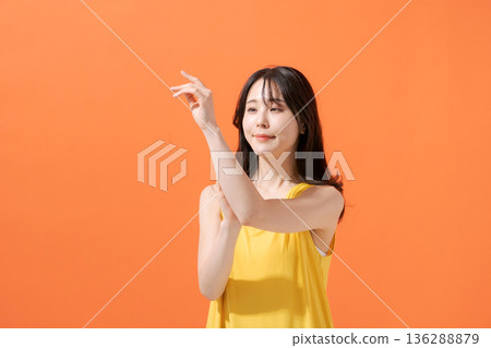 無袖微笑的女人 無袖微笑的女人 136288879