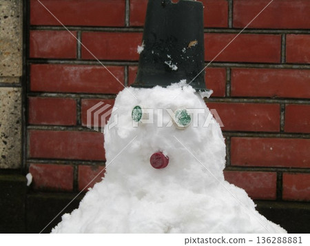 用積雪堆成的雪人 用積雪堆成的雪人 136288881