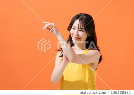 無袖微笑的女人 無袖微笑的女人 136288883