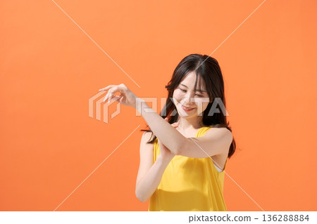 無袖微笑的女人 136288884