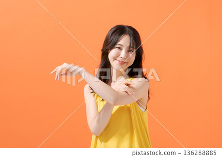 Sleeveless smiling woman Sleeveless smiling woman 136288885