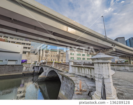 The Metropolitan Expressway overpass and Tokiwabashi Bridge, a view of the remaining stone bridge over the Nihonbashi River The Metropolitan Expressway overpass and Tokiwabashi Bridge, a view of the remaining stone bridge over the Nihonbashi River 136289128