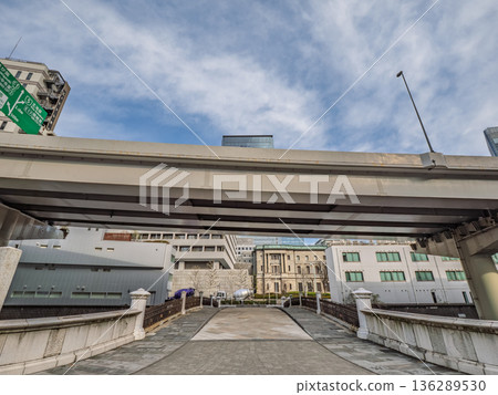 The elevated structure of the Metropolitan Expressway that runs through the city: Tokyo's urban infrastructure The elevated structure of the Metropolitan Expressway that runs through the city: Tokyo's urban infrastructure 136289530