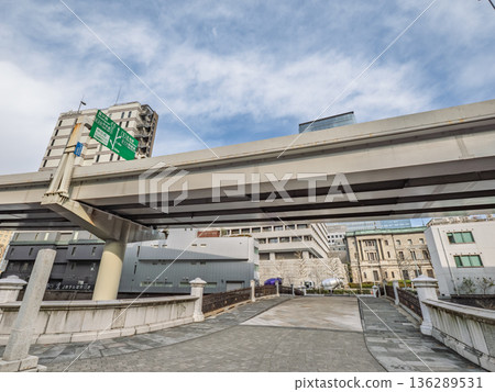 The elevated Metropolitan Expressway and urban space that stretches across central Tokyo The elevated Metropolitan Expressway and urban space that stretches across central Tokyo 136289531