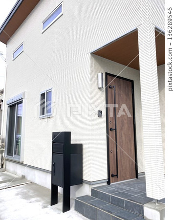 Delivery Box 136289546