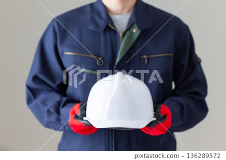 身穿工作服的中年男性商務人士手持頭盔 136289572