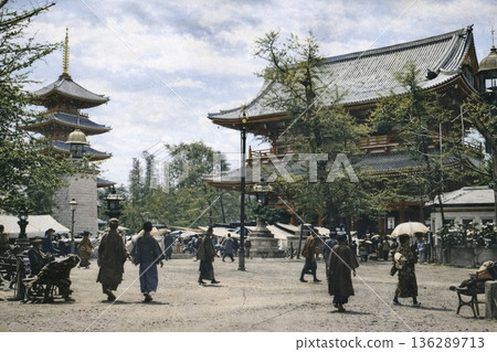 老照片，1924-1927 年，東京，淺草寺仁王門和五重塔（黑白照片，使用 AI 著色） 136289713