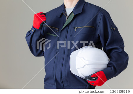 一位身著工作服的中年男性商人揮拳慶祝 136289919